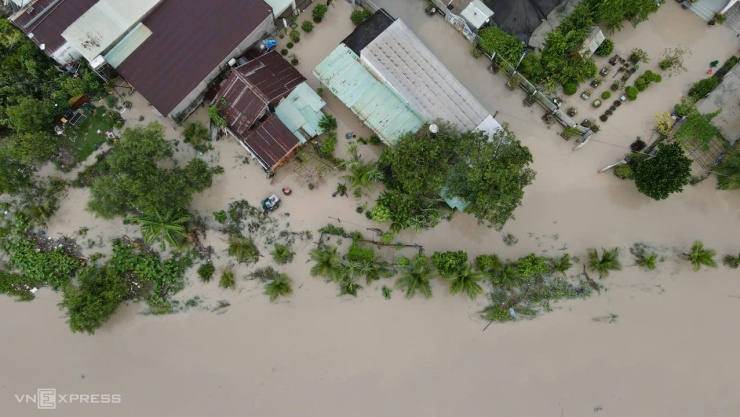 Người TP HCM sống trong ngập sâu sau 15 giờ lũ ập tới - 2