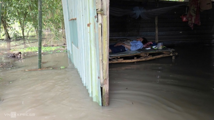 Người TP HCM sống trong ngập sâu sau 15 giờ lũ ập tới - 9