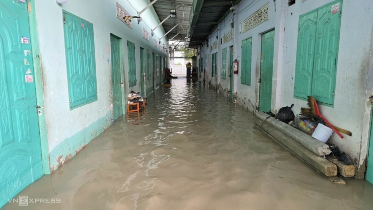 Người TP HCM sống trong ngập sâu sau 15 giờ lũ ập tới - 11