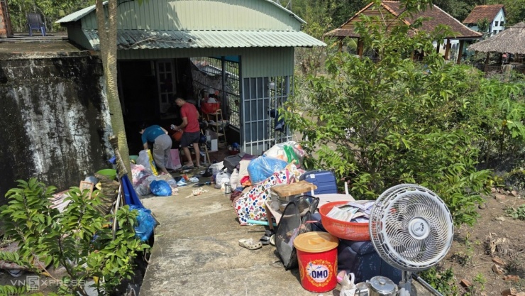 Người TP HCM sống trong ngập sâu sau 15 giờ lũ ập tới - 12