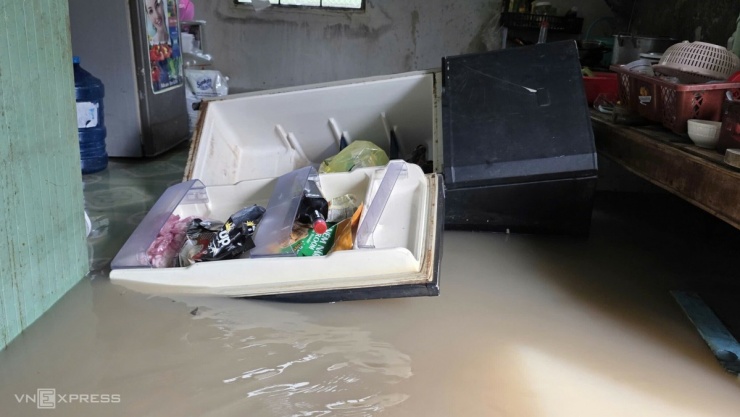 Người TP HCM sống trong ngập sâu sau 15 giờ lũ ập tới - 7