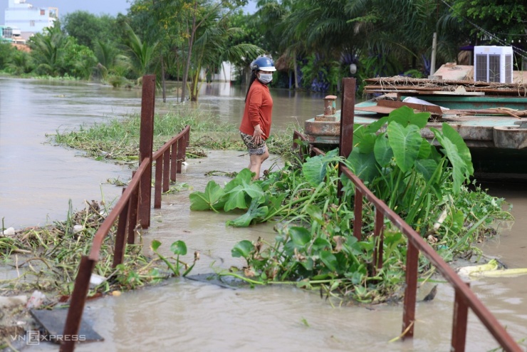 Người TP HCM sống trong ngập sâu sau 15 giờ lũ ập tới - 10