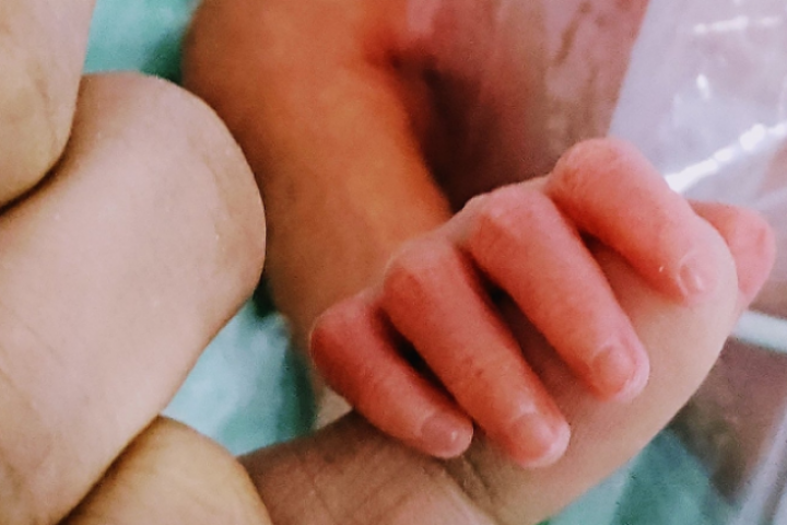 Người mẹ trẻ đột ngột ngừng tim sau khi con trai chào đời 15 phút