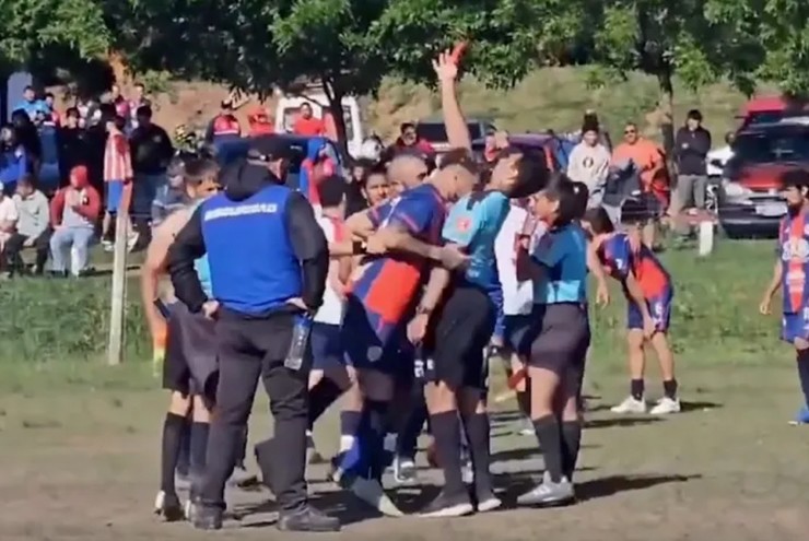 Cầu thủ Uruguay tung "thiết đầu công" tàn bạo, trọng tài bay mất 2 chiếc răng