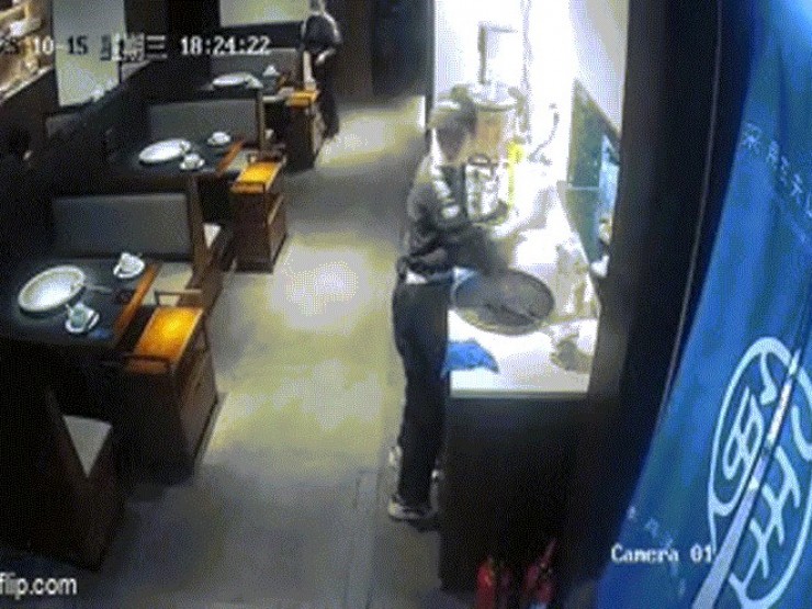 Nước tràn xối xả trong nhà hàng vì vỡ bể cá khổng lồ