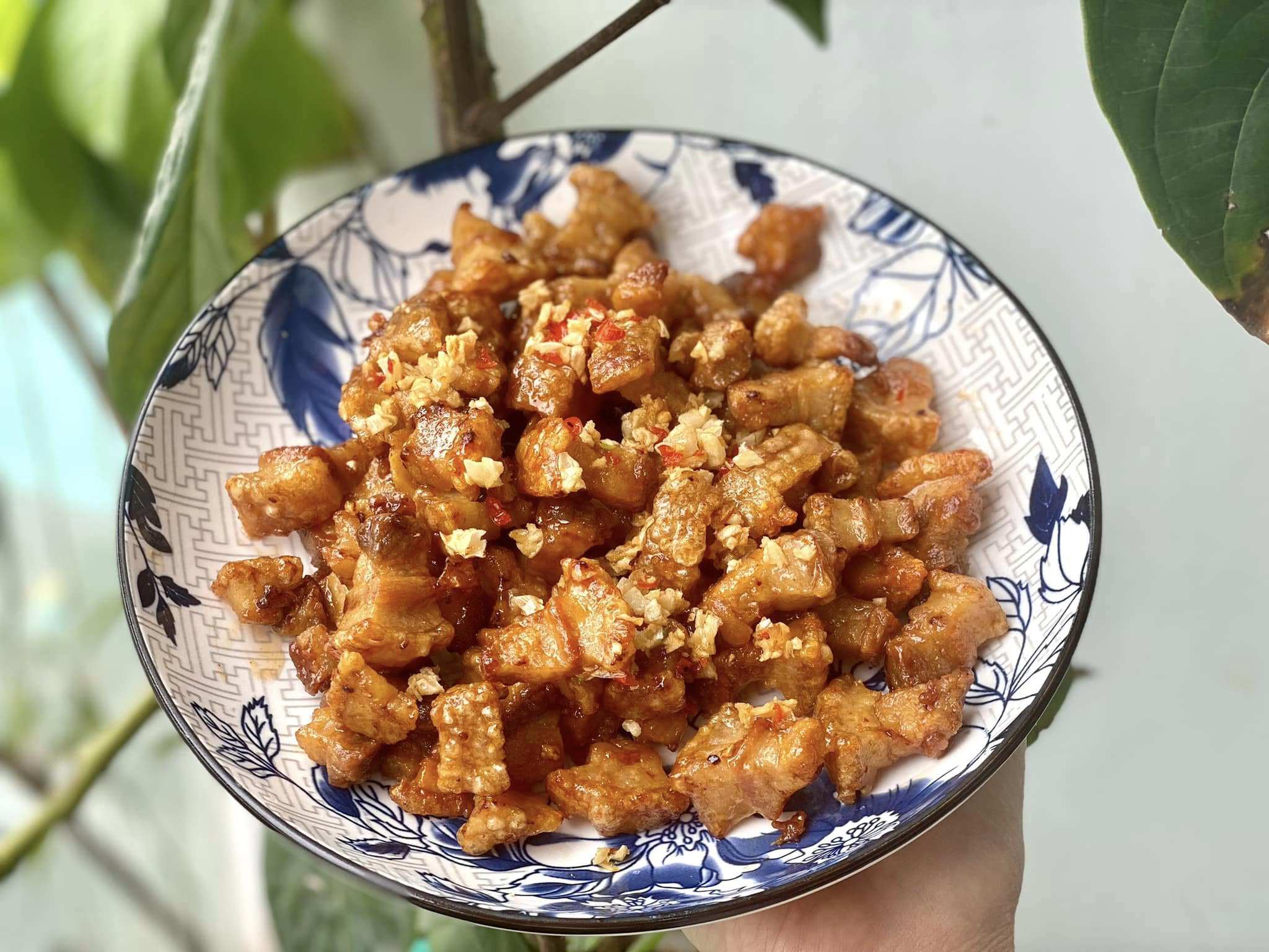 Tóp mỡ rim mắm tỏi ớt giòn tan, đậm vị ăn không muốn dừng - 1