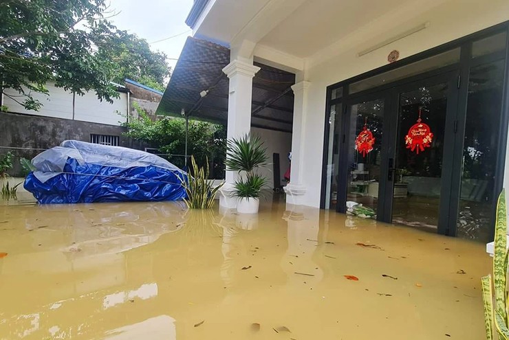 Những chiếc bạt bao bọc kín xe sẽ giúp giảm thiểu thiệt hại do ngập nước.
