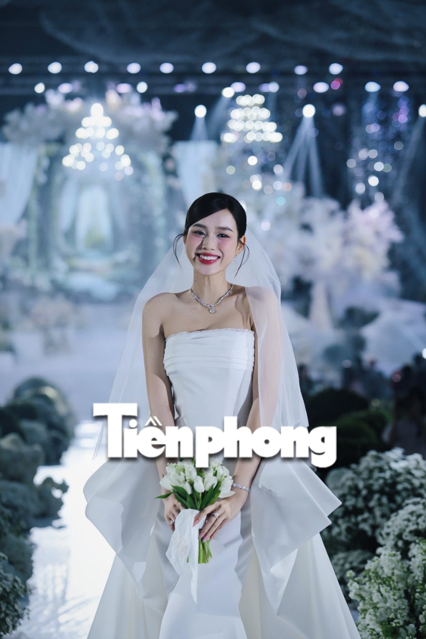 Đỗ Thị Hà thay 3 bộ váy cúp ngực ở lễ cưới - 14