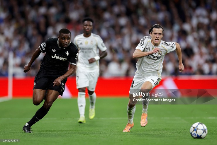 Carreras (áo trắng) thường xuyên bị Kalulu (áo đen) vượt mặt trong những pha đấu tay đôi