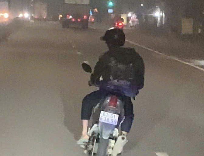 Người đàn ông điều khiển xe máy lạng lách, đánh võng trước đầu ô tô đang lưu thông (ảnh cắt từ clip)