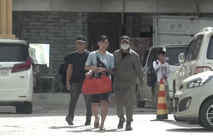 Quốc Cường (giữa) được giải cứu khỏi công ty lừa đảo ở Phnom Penh, Campuchia, tháng 6/2022. Ảnh: Phong Bụi