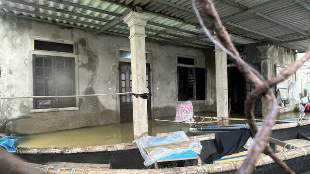 Bên trong ngôi làng bị triều cường "tấn công", nước lụt bủa vây nhiều ngày - 1