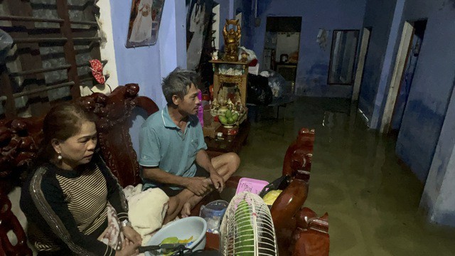 Bên trong ngôi làng bị triều cường "tấn công", nước lụt bủa vây nhiều ngày - 4