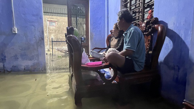 Bên trong ngôi làng bị triều cường "tấn công", nước lụt bủa vây nhiều ngày - 3