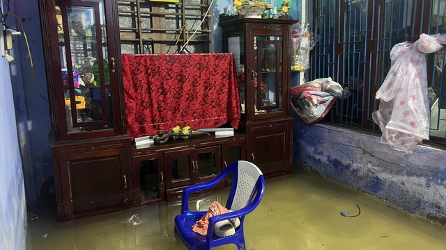 Bên trong ngôi làng bị triều cường "tấn công", nước lụt bủa vây nhiều ngày - 5