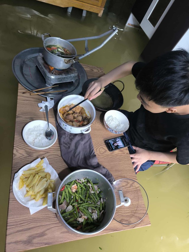 Bên trong ngôi làng bị triều cường "tấn công", nước lụt bủa vây nhiều ngày - 2