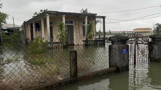 Bên trong ngôi làng bị triều cường "tấn công", nước lụt bủa vây nhiều ngày - 8