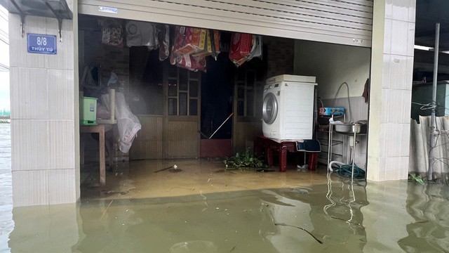 Bên trong ngôi làng bị triều cường "tấn công", nước lụt bủa vây nhiều ngày - 7