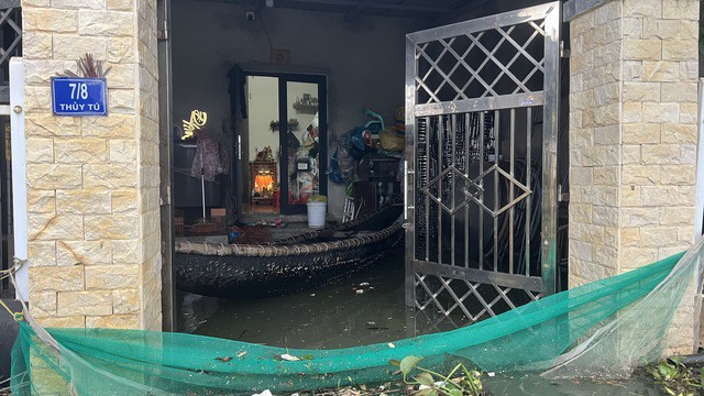 Bên trong ngôi làng bị triều cường "tấn công", nước lụt bủa vây nhiều ngày - 9