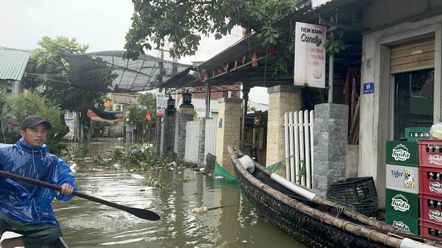 Bên trong ngôi làng bị triều cường "tấn công", nước lụt bủa vây nhiều ngày - 12
