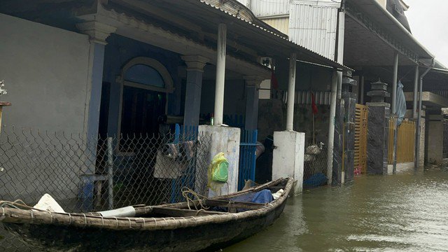 Bên trong ngôi làng bị triều cường "tấn công", nước lụt bủa vây nhiều ngày - 11