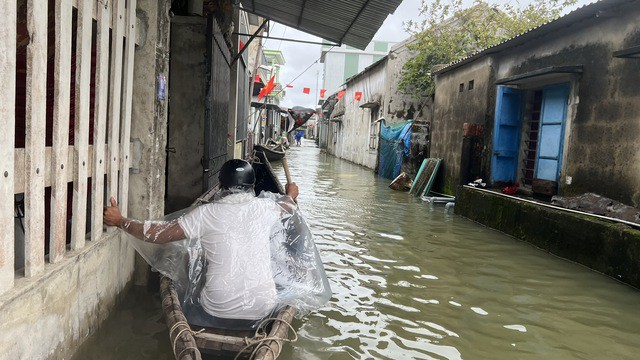 Bên trong ngôi làng bị triều cường "tấn công", nước lụt bủa vây nhiều ngày - 15