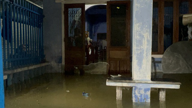 Bên trong ngôi làng bị triều cường "tấn công", nước lụt bủa vây nhiều ngày - 16