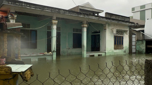 Bên trong ngôi làng bị triều cường "tấn công", nước lụt bủa vây nhiều ngày - 14