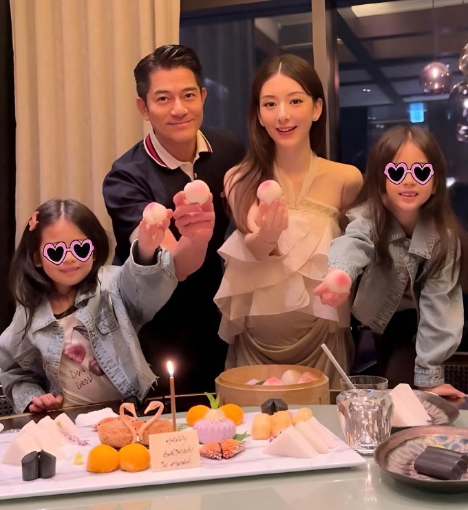 Quách Phú Thành và vợ con. Ảnh: Weibo