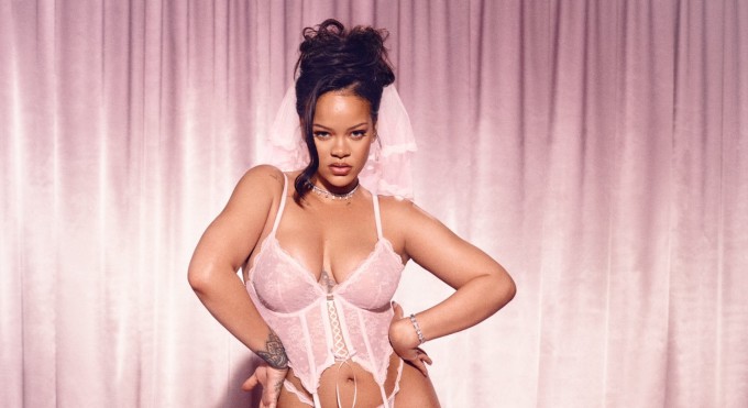 Rihanna làm mẫu cho hãng nội y Savage X Fenty của mình.
