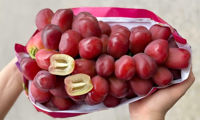 Nho trái tim được bán ở các cửa hàng trái cây nhập khẩu và trên chợ online. Ảnh: NVCC