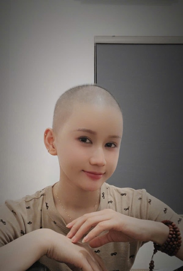 Hương phải chia tay mái tóc dài nữ tính khi hóa trị ung thư vú. Ảnh: NVCC