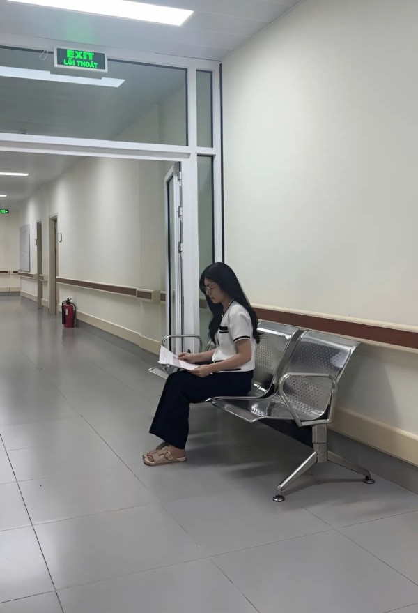 Hằng sững người ở bệnh viện khi cầm trên tay chẩn đoán mắc ung thư. Ảnh: NVCC
