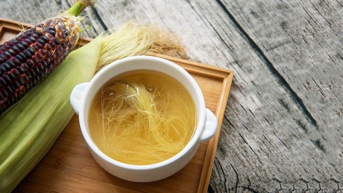 Trà râu ngô thanh nhiệt lợi tiểu, tốt cho người có sỏi thận nhỏ, thận yếu.