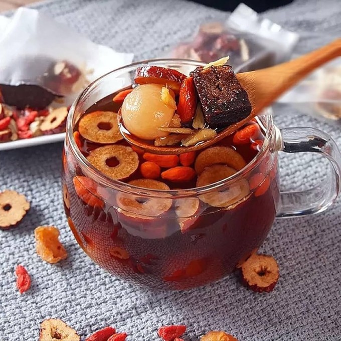 Trà cúc, kỷ tử, táo đỏ hỗ trợ tuần hoàn, tốt cho sức khỏe.