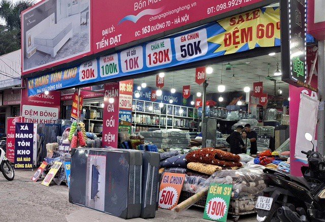 Thị trường chăn, ga, gối đệm đang bắt đầu "nóng" dần. Ảnh: Quỳnh Mai.