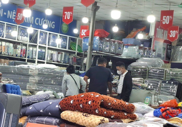 Nhiều cửa hàng chăn, ga, gối, đệm giảm giá sâu, mặc dù mới bắt đầu vào mùa. Ảnh: Quỳnh Mai.