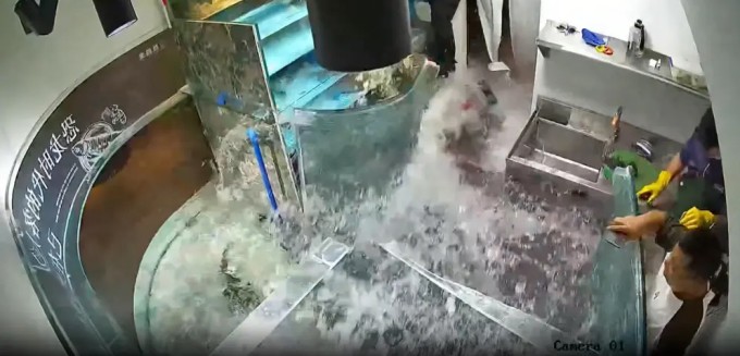 Bể cá kính bị vỡ trong khu vực trưng bày hải sản. Ảnh chụp màn hình