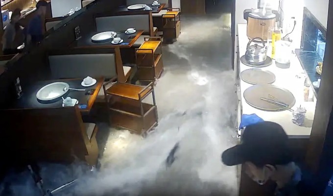 Nước cùng cá tràn vào nhà hàng. Ảnh chụp màn hình