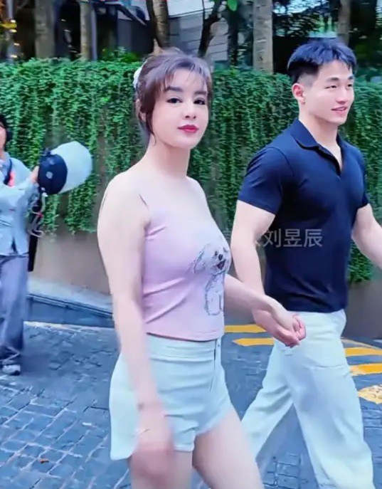 Nữ tỷ phú Yu Wenhong công khai hẹn hò bạn trai kém 30 tuổi tại Kuala Lumpur.