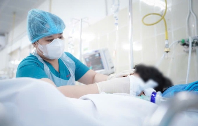 Y, bác sĩ tích cực điều trị cho bé trai bị nhánh cây rơi trúng. Ảnh: Bệnh viện Chợ Rẫy cung cấp