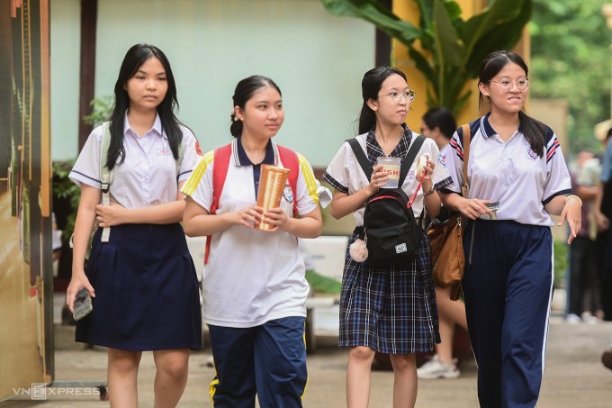  Thí sinh dự thi lớp 10 tại THPT Trưng Vương, quận 1,   tháng 6/2024. Ảnh: Quỳnh Trần  