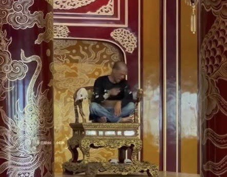 Người đàn ông ngồi lên ngai vàng, làm gãy bệ tay, hôm 24/5. Ảnh cắt từ video