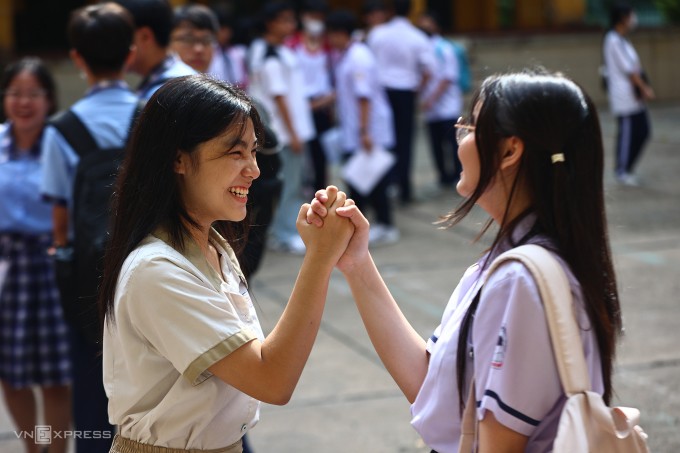 Thí sinh dự thi lớp 10 công lập TP HCM tại điểm thi THPT Trưng Vương, quận 1, tháng 6/2025. Ảnh: Quỳnh Trần