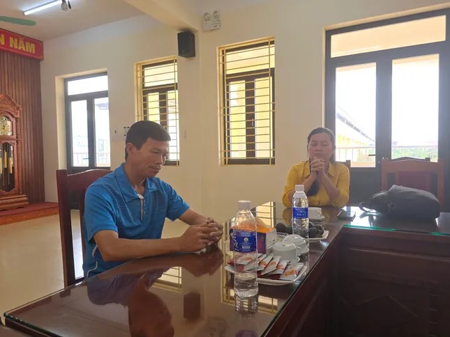 Ông Phùng Đức Chung (bảo vệ nhà trường) cùng các thầy cô giáo chia sẻ về vụ việc