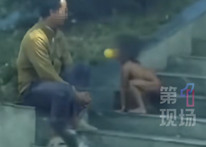 Cậu bé 3 tuổi, không mặc đồ đang chơi cạnh bố tại huyện Nam Giản, tỉnh Vân Nam, giữa tháng 10/2025. Ảnh: 163.com