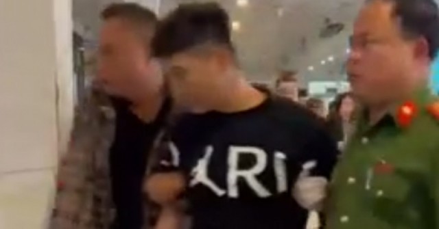 VIDEO: Gã đàn ông dùng hung khí tấn công khiến nhiều người trong bệnh viện bị thương