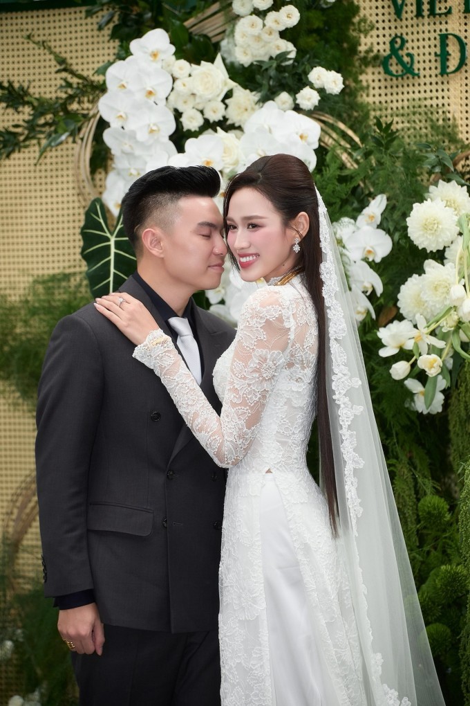 Vẻ ngoài hiền thục, thướt tha của Đỗ Thị Hà trong lễ vu quy nhận được nhiều khen ngợi.