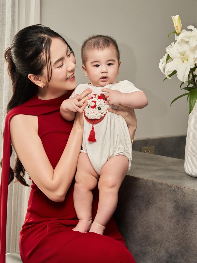 Gác lại công việc MC, biên tập viên truyền hình từ khi mang bầu, niềm vui hiện tại của Mai Ngọc là con trai ngoan ngoãn, thích thú với các món ăn dặm do cô chuẩn bị.