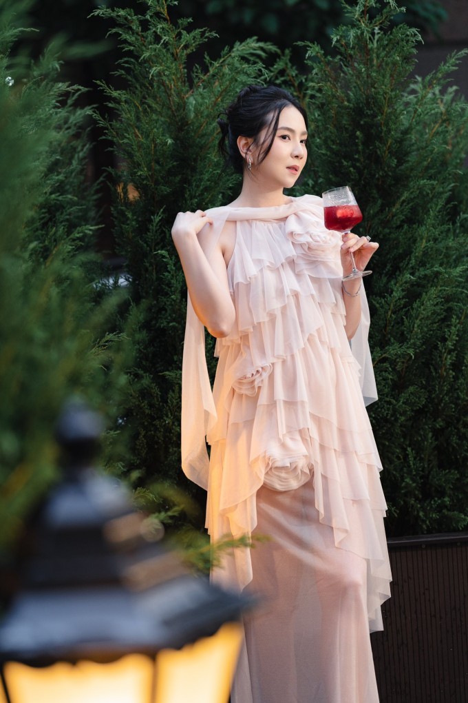 MC Mai Ngọc gần đây chuyển từ biệt thự tại Hà Nội về sống trong lâu đài rộng hàng nghìn m2 của nhà chồng ở thành phố Bắc Giang cũ, nay thuộc Bắc Ninh. Ông xã cô, thiếu gia Quốc Thắng, hiện tiếp quản công việc kinh doanh của gia đình ở quê. Bên cạnh hệ sinh thái nhà hàng, quán cafe và trung tâm tiệc cưới, gia đình Quốc Thắng còn hoạt động trong lĩnh vực bất động sản, đang triển khai một khu đô thị lớn ở Bắc Ninh.